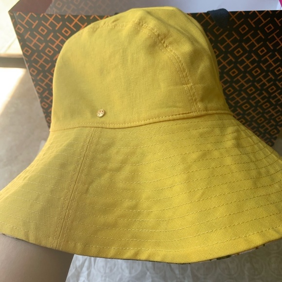 Tory Burch Printed Bucket Hat Reversible Yellow Bird Print Basket Weave - Picture 6 of 6